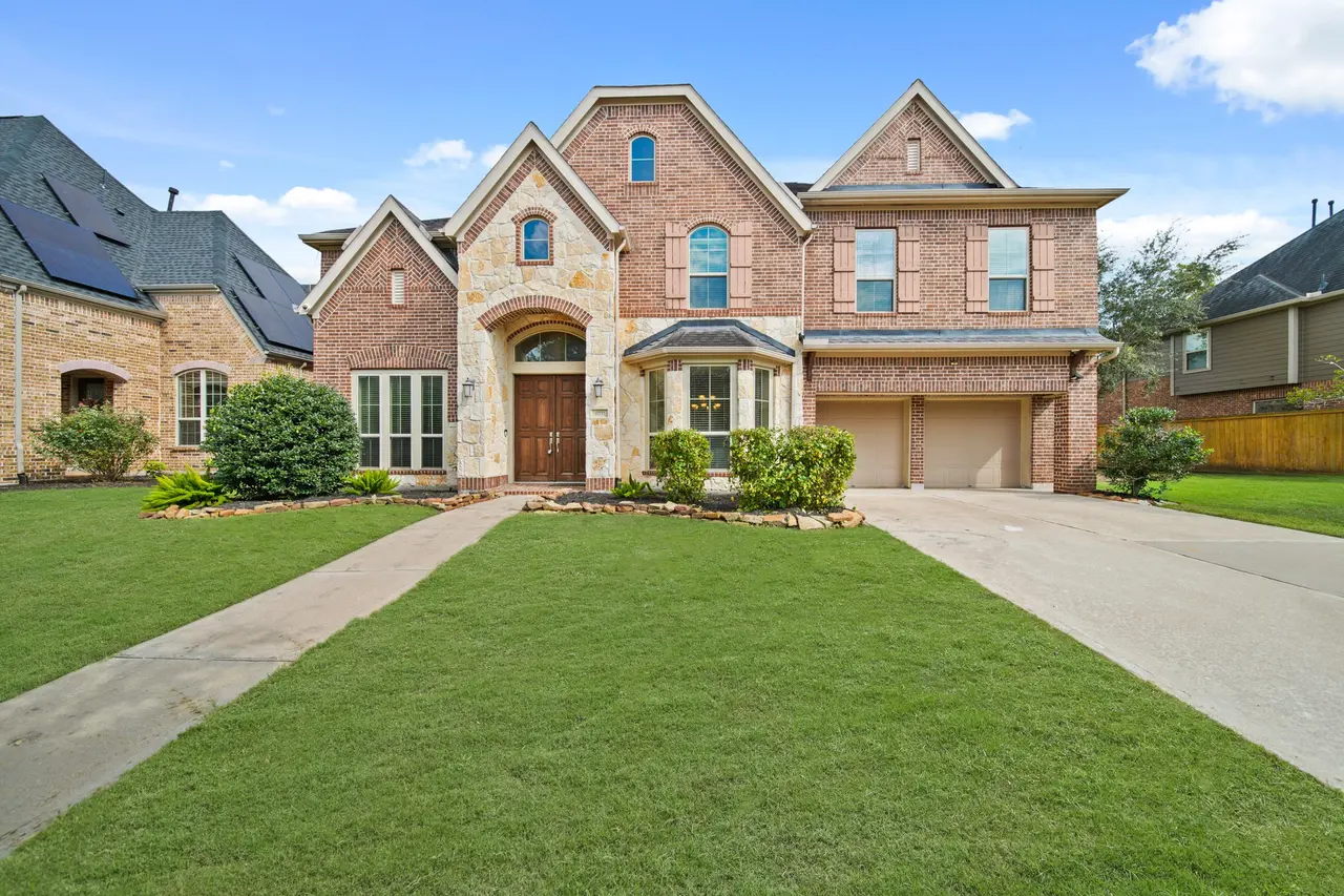 Sugar Land, TX 77479 |5 beds| 4.5 baths| $725,000